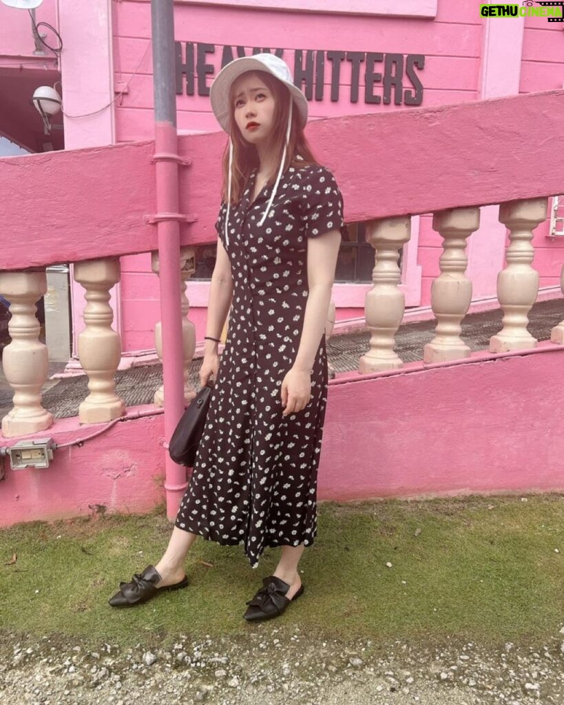Emi Ōmatsu Instagram - グアムのピンクの壁 私に向かって虫とんできてちょっと元気失った