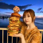 Emi Ōmatsu Instagram - グアムのドデカハンバーガー！ 食べ方難しすぎたけど おいしすぎたし楽しかった！ ホテルから見えるすばらしめの 景色見ながらいただいちゃって 最高に幸せなひとときでございました。。。 またグアムいきたい。。。 #ロッテホテルグアム #lottehotelguam