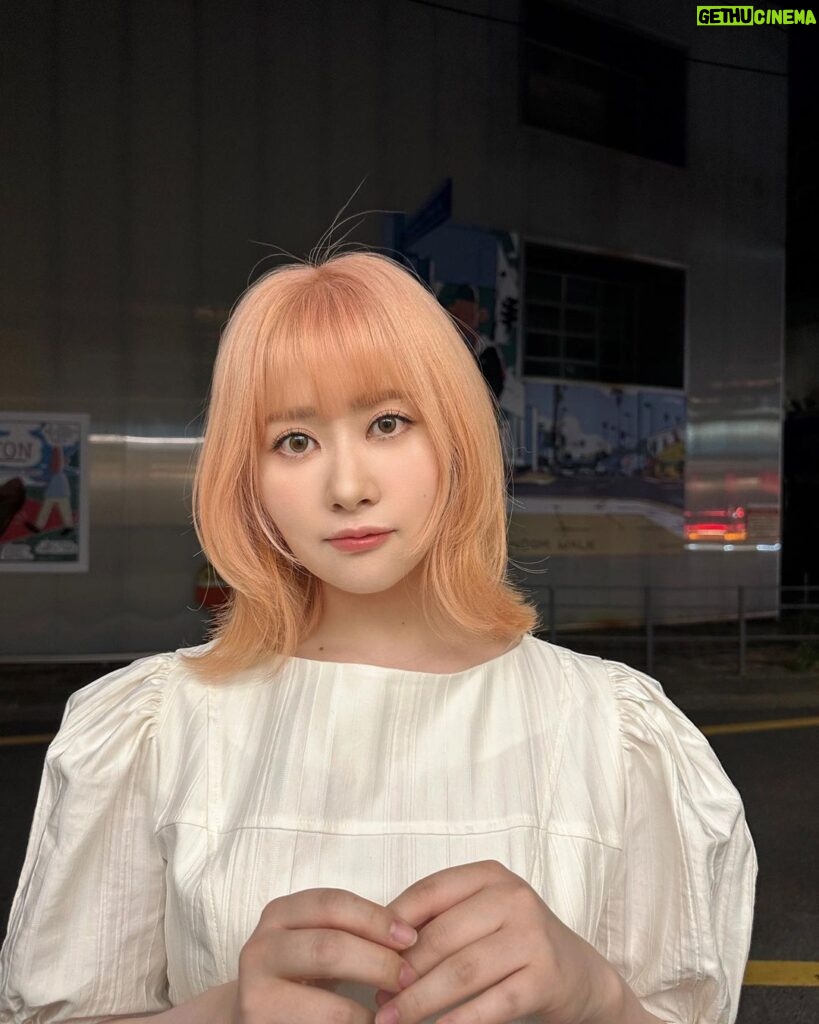 Emi Ōmatsu Instagram - 今日の動画でだしましたが TWICEさんも通ってる韓国の 有名な美容院さんで「おまかせ」で おねがいしました🥰 髪色もメイクも素敵すぎて大感動！ 最高の韓国旅になりました✌✌✌ 感想おまちしてます🙆‍♀