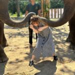 Emi Ōmatsu Instagram - タイの写真！ ぞうさんともお写真撮らせてもらいました🐘 3枚目からはゾウさんからキスのプレゼントでーす！てゆわれたけど なんか謎の液体かけられた