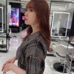 Emi Ōmatsu Instagram – 髪色かえました!
ど?ど?ど?(圧)
いつもどおりだいちゃんに
『おまかせで!😘』っていったら
今回もとても可愛い髪色にしてくれました☺️☺️☺️
いつもありがとう!だいちゃん!
@__daiwoo