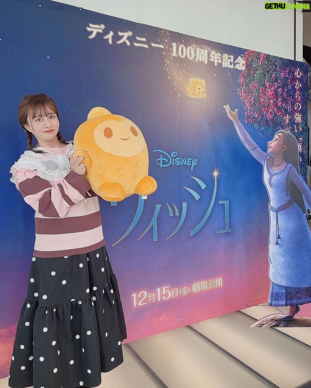 Emi Ōmatsu Instagram - ずっと楽しみにしてた ディズニー100周年記念の新作映画 『ウィッシュ』観させていただきました! 映像も音楽もキャラクターも魅力的で 素晴らしくてめちゃくちゃ感動しました、、、 アーシャの歌声美しすぎたぁ、、、 これまでのディズニー作品の要素が 色んな箇所に散りばめられていて そこも見つけるたびに楽しかったです! 老若男女どなたでも楽しめる物語だと思うので この冬ぜひ!みなさんもご観劇くださいっ!🥹✨ #PR #ウィッシュ #ウィッシュこの願いを届けよう