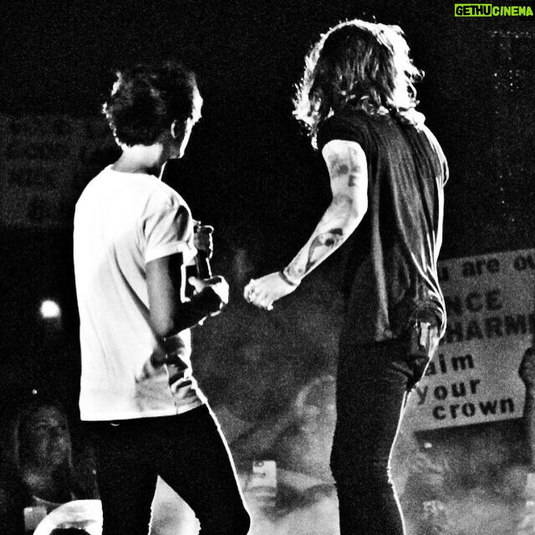Emilio Osorio Instagram - LLOREMOS @emilio.marcos @joaquin.bondoni @harrystyles @louist91 ♥️