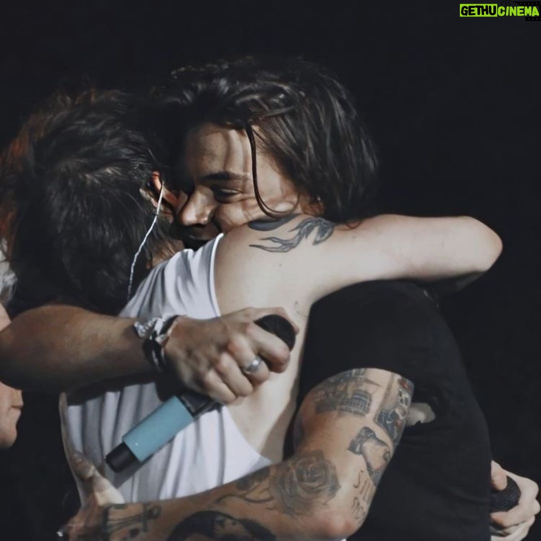 Emilio Osorio Instagram - LLOREMOS @emilio.marcos @joaquin.bondoni @harrystyles @louist91 ♥️