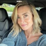 Emily Baldoni Instagram - It’s fall and it’s time to prune my garden and to prune my life from too many things, too many tasks. It’s time to make life a little lighter. It only makes sense then to do the same with my hair 💁‍♀️ @sueseocolor ✨