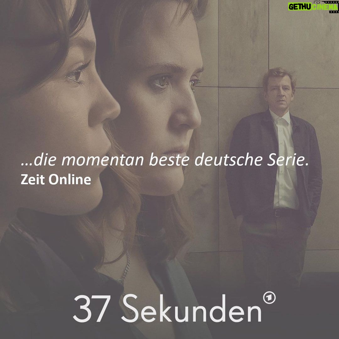 Emily Cox Instagram - Das hier sagen die Pressestimmen… und ihr? Wer hat „37 Sekunden“ schon gesehen? … in der ARD Mediathek, oder linear in der ARD am 15.8. und am 22.8. ————————— The press loves „37 Sekunden“… And you? Who has seen it? @bettinaoberli @penner.julia @sandreuter @odeonfiction @ardmediathek @ard @christophpellander @jonas_hofer_music @dorotheeweyerscasting @jensalbinus @camill_jammal @piquayy @valentinmirow @denise.mbaye @agnes.ky.decker @iammarcbenjamin @marielousellem @playersagentur @studiolifelab