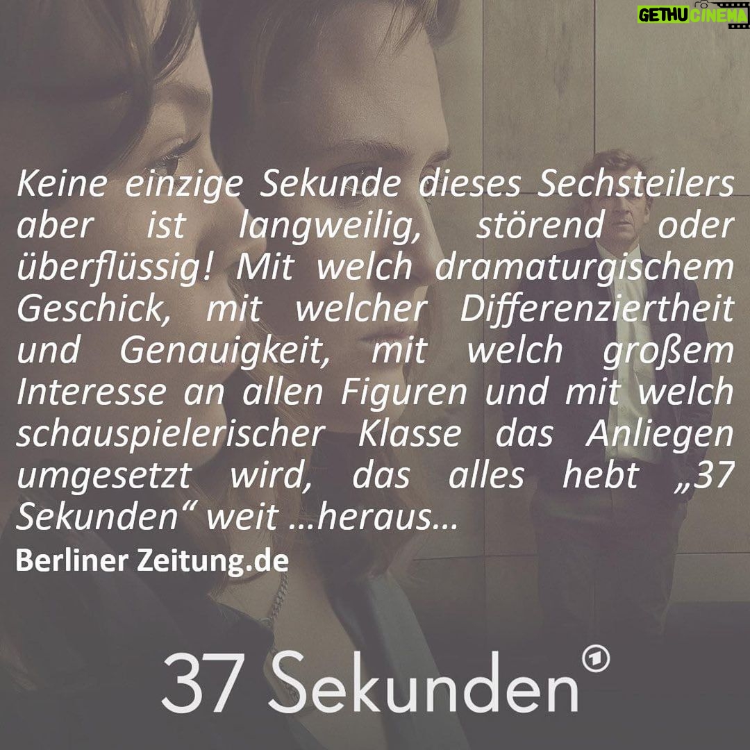 Emily Cox Instagram - Das hier sagen die Pressestimmen… und ihr? Wer hat „37 Sekunden“ schon gesehen? … in der ARD Mediathek, oder linear in der ARD am 15.8. und am 22.8. ————————— The press loves „37 Sekunden“… And you? Who has seen it? @bettinaoberli @penner.julia @sandreuter @odeonfiction @ardmediathek @ard @christophpellander @jonas_hofer_music @dorotheeweyerscasting @jensalbinus @camill_jammal @piquayy @valentinmirow @denise.mbaye @agnes.ky.decker @iammarcbenjamin @marielousellem @playersagentur @studiolifelab