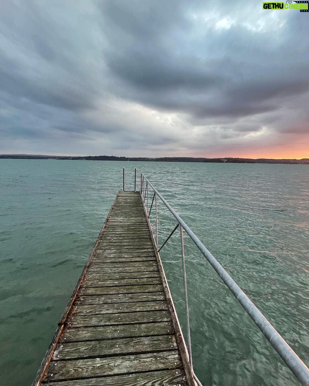 Emily Cox Instagram - Lake Constance, you are gorgeous ! What a great place for a holiday. I will definitely come again. For those of you, who asked me: Here are a few of the recommendations that I got from you, that I tried,and that I found awesome..thank you all so much for your many Tips! ❤️ 1) Eat at „Bacchus“ in Meersburg - best food ever! 2)go to the flower island Mainau 3) Take a boat to Schaffhausen and then go and see the „Rheinfall“ 4)Visit the „Münster“ in Konstanz and see the old Krypta 5) Have Pizza and Coffee with a view at Fährhaus in Meersburg 6) Icecream at Dolomiti in Konstanz #travel @bodensee.de #lakeconstance #actorontherun #thelastkingdom #valhalla