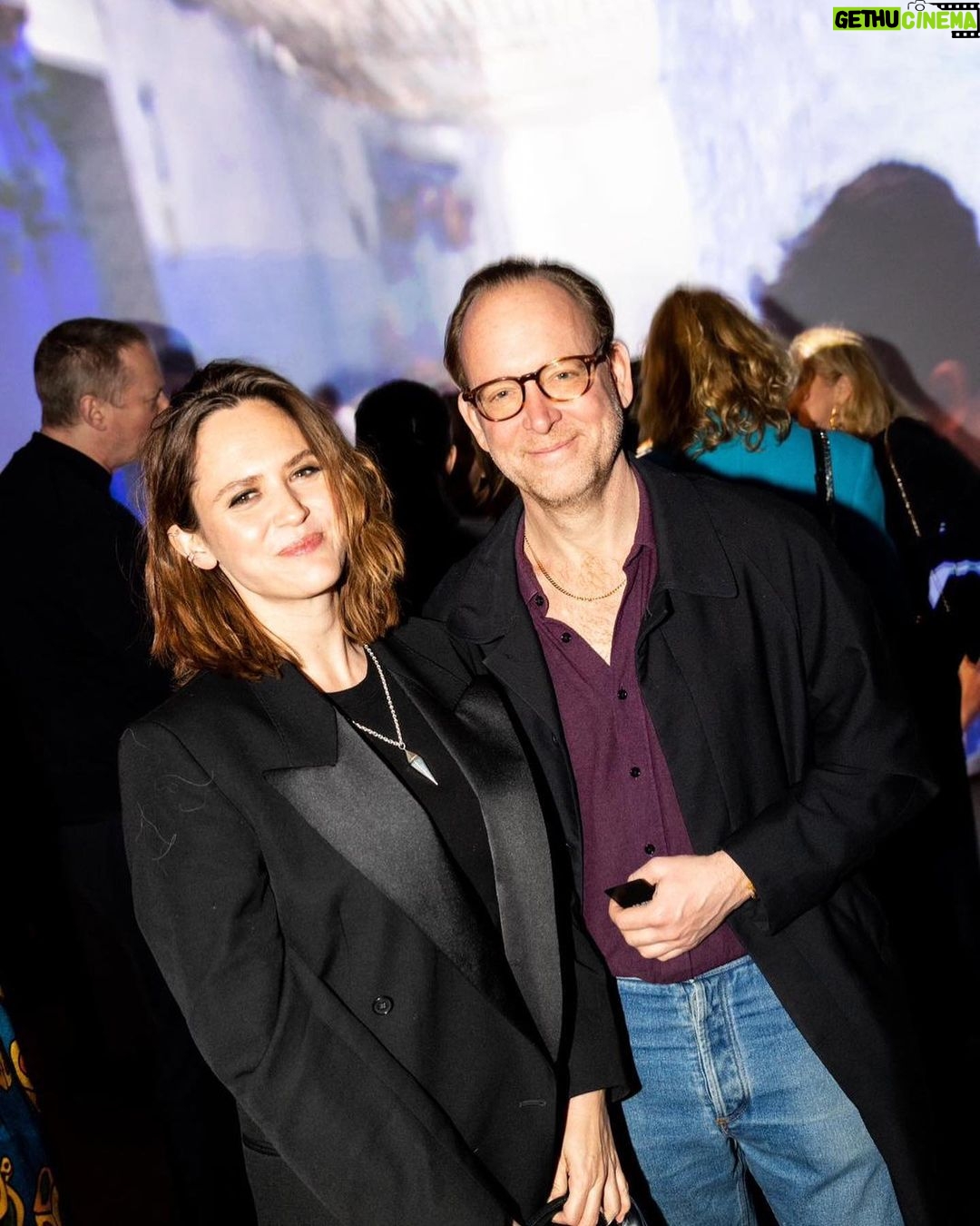 Emily Cox Instagram - Thank you for a lovely evening! @armanibeauty @giorgioarmani @harpersbazaargermany @christophamend @studiolifelab Styling by: @simonwinkelmuller Glam: @michael.mua 📸: @franziskakrug_getty And thank you❤️: @filippa_k @dorotheeschumacher @ivyoakstories @saboteur.world @publishedby @rogervivier #ad Germans, listen to this! With @christophamend, @ilona_hartmann and myself…. https://www.zeit.de/entdecken/2022-05/emily-cox-schauspielerin-wochenende-tipps-pdcast @zeitmagazin @zeit