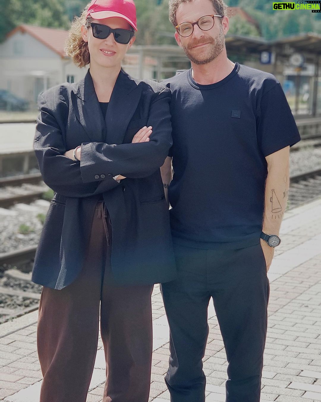 Emily Cox Instagram - Unterwegs mit… Emily Cox! Sebastians heutiger Gast ist Emily Cox, die gerade mit der Regionalbahn im Allgäu unterwegs ist. Dort macht die Schauspielerin Urlaub, was laut eigener Aussage selten vorkommt. Emily, vor allem bekannt aus der Comedy-Impro-Serie „jerks.“ und dem internationalen Erfolg „The Last Kingdom“, ist zurzeit in der Miniserie „37 Sekunden“ zu sehen. Die in Wien geborene Tochter einer Irin und eines Briten zwingt sich gerade, weniger zu arbeiten. „Ich mag meinen Beruf genauso gern wie freizuhaben“, erzählt Emily. Dadurch sei die Verlockung natürlich groß, immer mehr Projekte anzunehmen. Mit Sebastian spricht sie über den abhärtenden Dreh in Eiseskälte für „The Last Kingdom“, plötzliche Schlafattacken am Set und ihre Handysucht, die sie mit Sebastian teilt. Ein sehr unterhaltsames, lustiges Gespräch über irische Butter, Verständnis für Verbrecher:innen und über das ewige Scheitern beim Versuch, sich selbst zu verändern. „37 Sekunden“ läuft in der ARD-Mediathek ab dem 16.8. auch im Fernsehen.