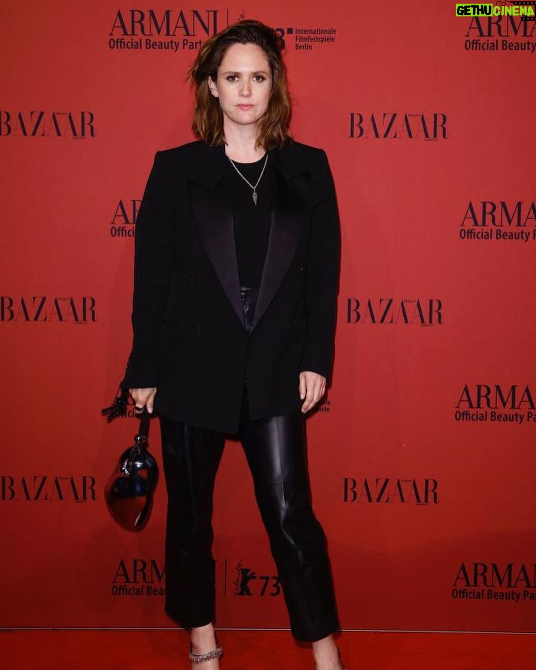 Emily Cox Instagram - Thank you for a lovely evening! @armanibeauty @giorgioarmani @harpersbazaargermany @christophamend @studiolifelab Styling by: @simonwinkelmuller Glam: @michael.mua 📸: @franziskakrug_getty And thank you❤️: @filippa_k @dorotheeschumacher @ivyoakstories @saboteur.world @publishedby @rogervivier #ad Germans, listen to this! With @christophamend, @ilona_hartmann and myself…. https://www.zeit.de/entdecken/2022-05/emily-cox-schauspielerin-wochenende-tipps-pdcast @zeitmagazin @zeit