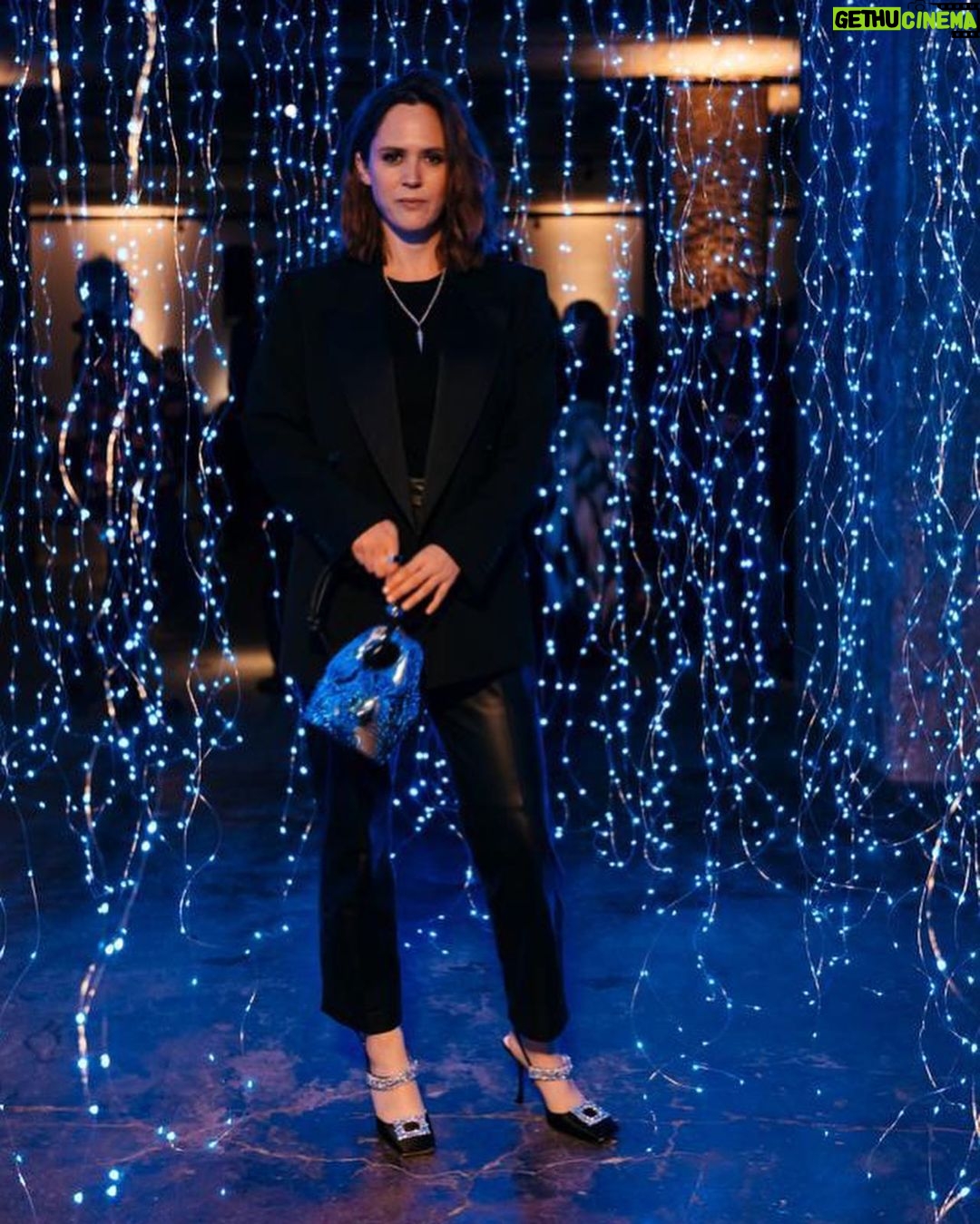 Emily Cox Instagram - Thank you for a lovely evening! @armanibeauty @giorgioarmani @harpersbazaargermany @christophamend @studiolifelab Styling by: @simonwinkelmuller Glam: @michael.mua 📸: @franziskakrug_getty And thank you❤️: @filippa_k @dorotheeschumacher @ivyoakstories @saboteur.world @publishedby @rogervivier #ad Germans, listen to this! With @christophamend, @ilona_hartmann and myself…. https://www.zeit.de/entdecken/2022-05/emily-cox-schauspielerin-wochenende-tipps-pdcast @zeitmagazin @zeit
