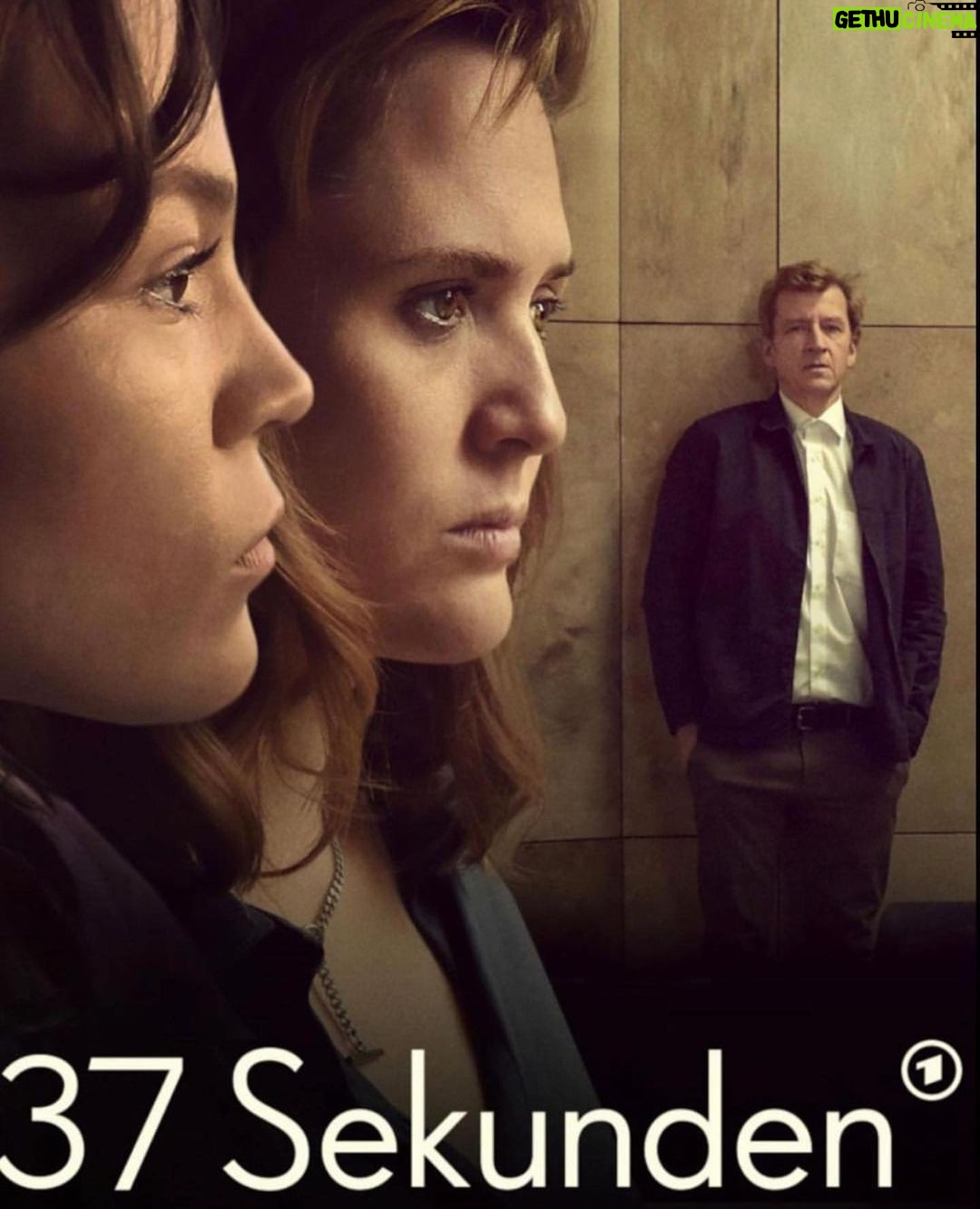 Emily Cox Instagram - I am REALLY looking forward to this one!!! Don’t miss it. From August 4th online, (ARD- Mediathek), and on Free TV on August 11th! —————- Ein Herzensprojekt!!!❤️ Versäumt es nicht☺️ „37 Sekunden“ online ab dem 4.8., und im FreeTV ab 11.8.! ❤️!!!!: @bettinaoberli @penner.julia @sandreuter @jensalbinus @marielousellem @camill_jammal @paul_eisenach_music @valentinmirow @piquayy @denise.mbaye @michaelkranzofficial @iammarcbenjamin @odeonfiction @berit.hille @ardmediathek @ard_degeto @dorotheeweyerscasting @playersagentur @studiolifelab