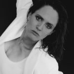 Emily Cox Instagram - Just hanging…. 📸: @puria_safary @studiolifelab @michael.mua