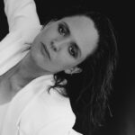 Emily Cox Instagram - Just hanging…. 📸: @puria_safary @studiolifelab @michael.mua