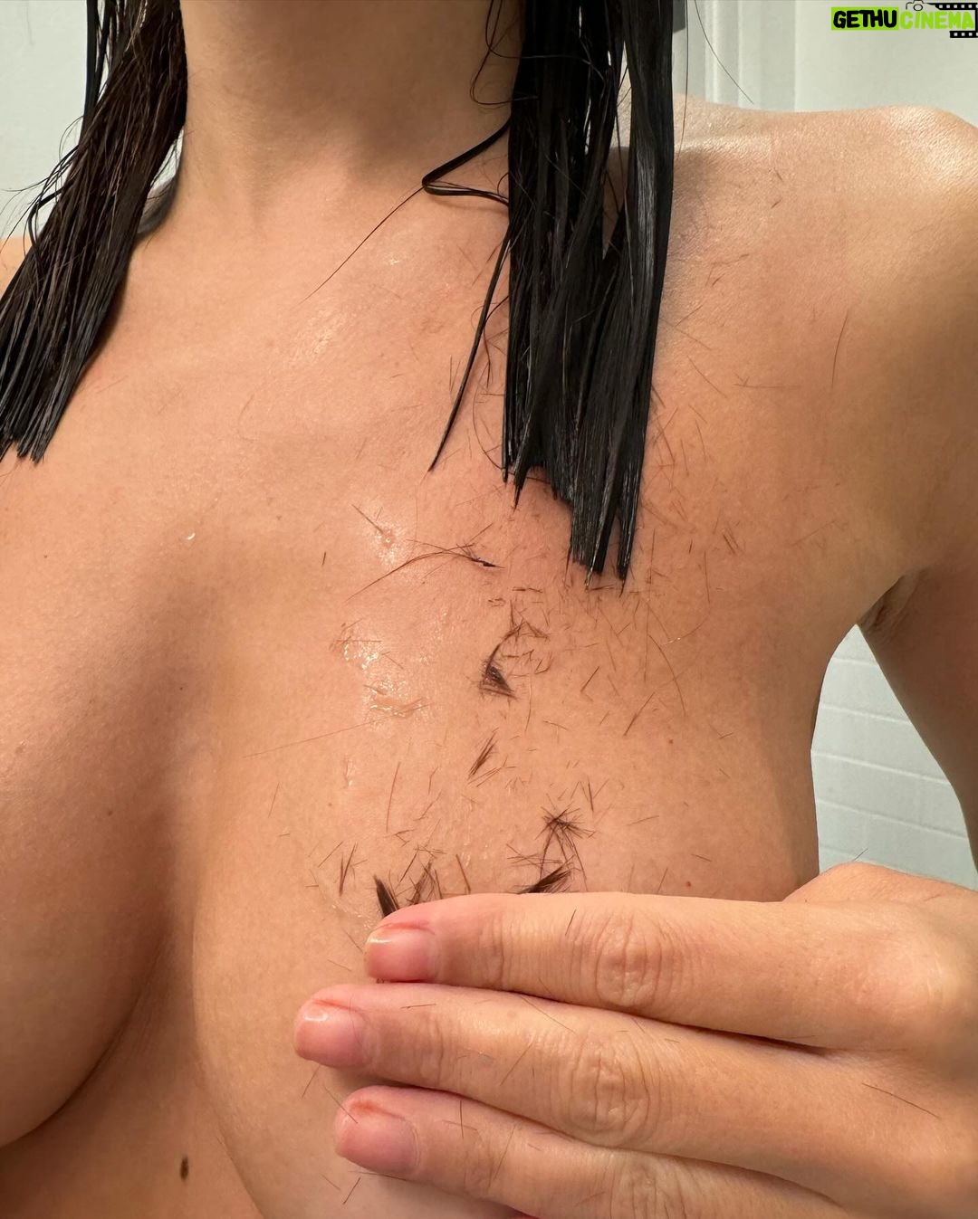 Emily Ratajkowski Instagram - swear i’m not going through anything i just needed a cut