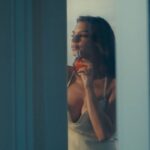 Emily Ratajkowski Instagram - miami for 12 hours with @viktorandrolf_fragrances for the launch of #flowerbombtigerlily #viktorandrolf #viktorandrolffragrances