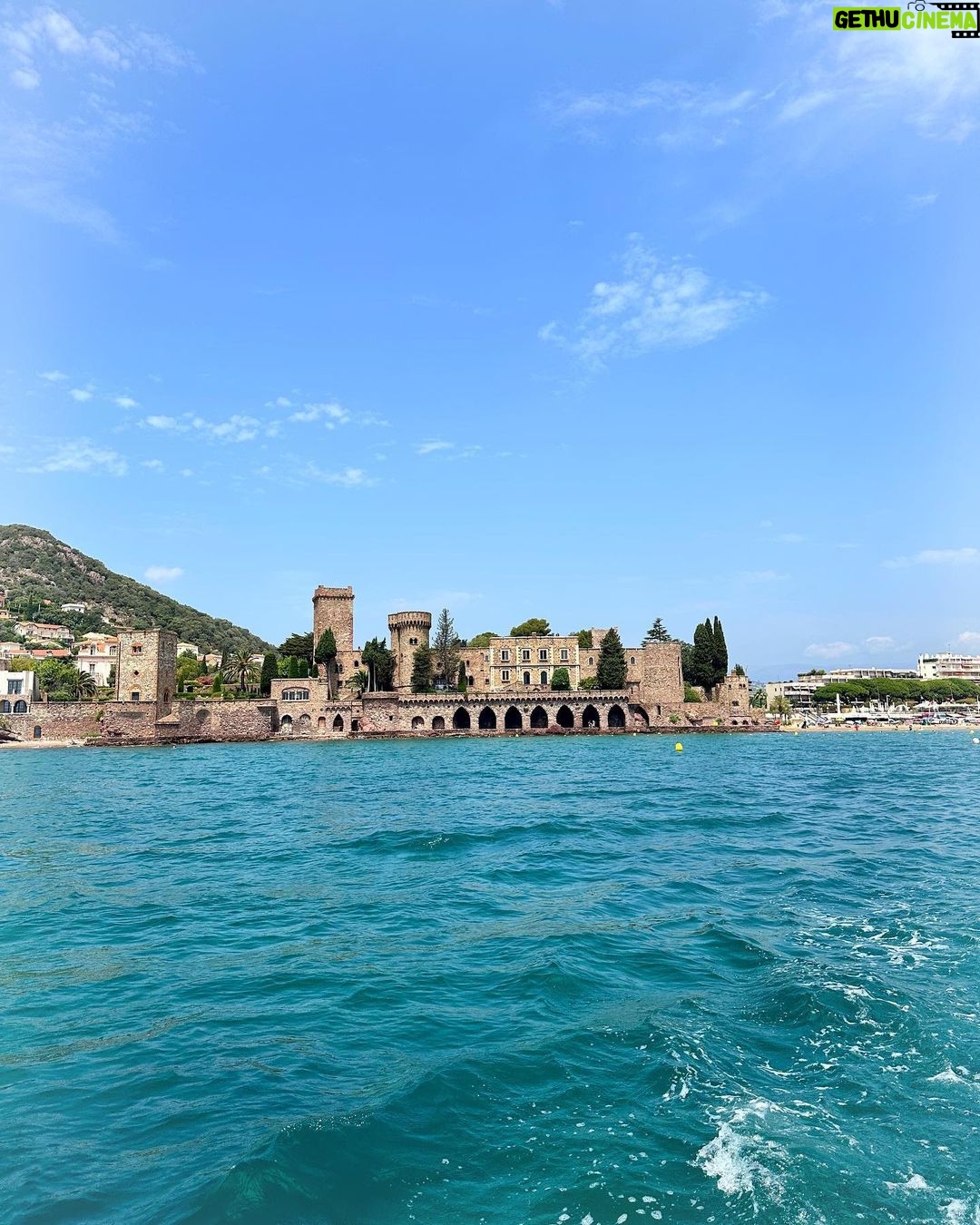 Emine Mkh Instagram - 𝙵𝚊𝚖𝚒𝚕𝚢 𝙳𝚊𝚢 🍉🍒☀️🛥️🏄🏼 Ile Ste Marguerite - Iles De Lerins - Cannes