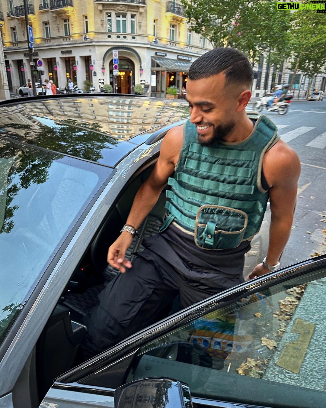 Emine Mkh Instagram - Depuis que Paris c’est devenu Warzone, j’sors en pare-balles ! 💥 Paris, France