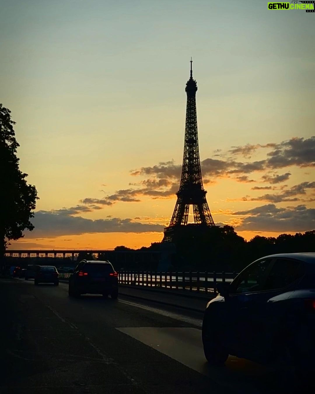 Emine Mkh Instagram - Depuis que Paris c’est devenu Warzone, j’sors en pare-balles ! 💥 Paris, France