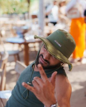 Emine Mkh Instagram - J’étais obligé de faire un détour par ici. 
S’il vous plaît regardez comment je suis heureux d’être là ! 😁☀️
Bon été à tous ! 🤍✌🏽
𝐌𝐢𝐬𝐭𝐞𝐫 𝐁𝐨𝐛