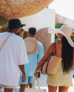Emine Mkh Instagram - J’étais obligé de faire un détour par ici. 
S’il vous plaît regardez comment je suis heureux d’être là ! 😁☀️
Bon été à tous ! 🤍✌🏽
𝐌𝐢𝐬𝐭𝐞𝐫 𝐁𝐨𝐛