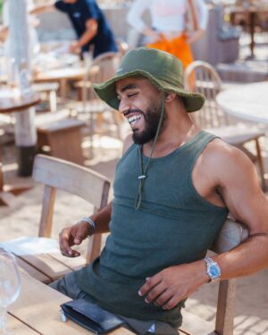 Emine Mkh Instagram - J’étais obligé de faire un détour par ici. 
S’il vous plaît regardez comment je suis heureux d’être là ! 😁☀️
Bon été à tous ! 🤍✌🏽
𝐌𝐢𝐬𝐭𝐞𝐫 𝐁𝐨𝐛