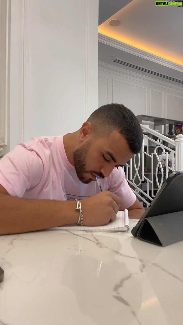 Emine Mkh Instagram - Travail ! Objectif ! Rêves ! Ne baissez jamais les bras la miff. 📈🦾 🧠