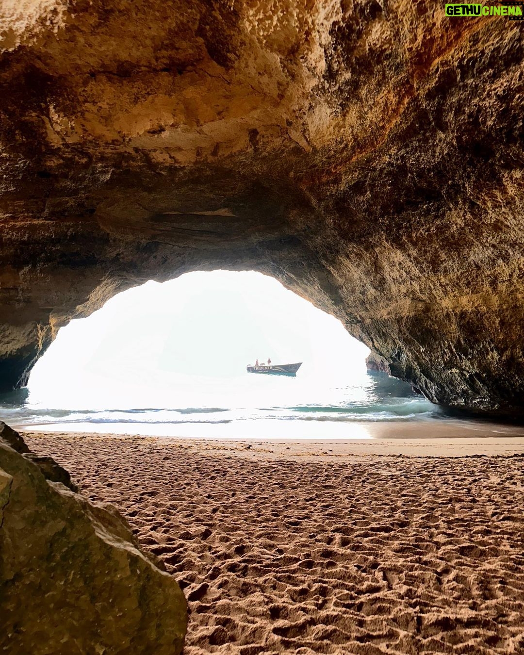 Emine Mkh Instagram - ~πΆππππππ
π~ Coup de coeur pour le Portugal vraiment π΅πΉβ€οΈ Il y a des portugais ici ? Algar de Benagil Algarve Portugal - Benagil Cave