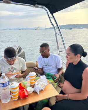 Emine Mkh Instagram - Family, Fun & un bon gros McDo🤍🍟