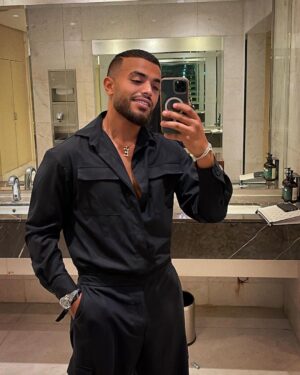 Emine Mkh Instagram - Besoin d’un plombier ? N’hésitez pas à me contacter !👨🏾‍🔧😂
Vous en pensez quoi de cet outfit la miff ? 😎

thank’s @ooka.arabia