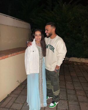 Emine Mkh Instagram - Frères et sœurs séparés par la distance, mais unis par un amour beaucoup trop fort 🌎❤️
Et vous, vous avez combien de frères et sœurs la miff ?