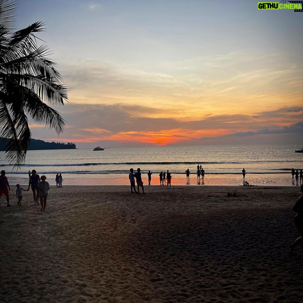 Emine Mkh Instagram - Juste pour ce coucher de soleil incroyable 🌅 Bon week end et bonne vacances la miff ✌🏽 Kamala Beach