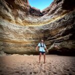 Emine Mkh Instagram - ~𝑶𝒃𝒓𝒊𝒈𝒂𝒅𝒐~ Coup de coeur pour le Portugal vraiment 🇵🇹❤️ Il y a des portugais ici ? Algar de Benagil Algarve Portugal - Benagil Cave