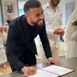 Emine Mkh Instagram - Moi signant mon contrat de mariage. Désolé pour ceux qui été pas invité, promis vous serez là pour le prochain. 🙌🏾 J’étais obligé 😭😂✌🏽 #humour