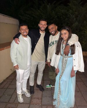 Emine Mkh Instagram - Frères et sœurs séparés par la distance, mais unis par un amour beaucoup trop fort 🌎❤️
Et vous, vous avez combien de frères et sœurs la miff ?