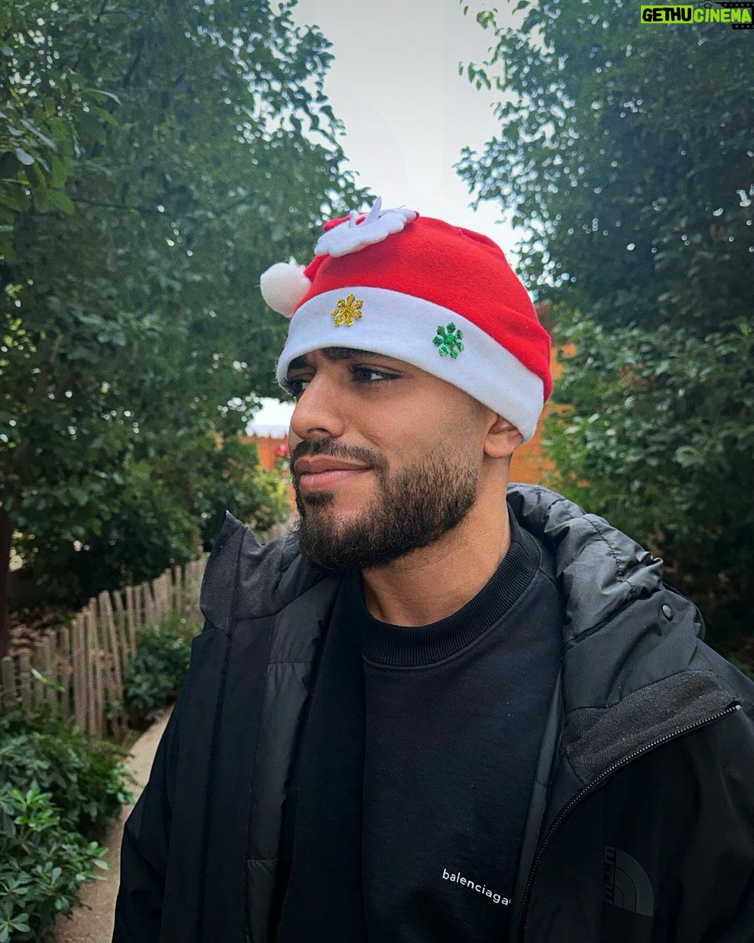 Emine Mkh Instagram - Baba Nawel chez nous il est devenu primeur 😂❤️🎅🏾 Bonne fête à tous ceux qui font Noël la miff🎄 J’espère que vous profitez bien de vos proches c’est vraiment la chose la plus importante pendant cette période là ❤️✨ Prenez soin de vous la miff ✌🏽
