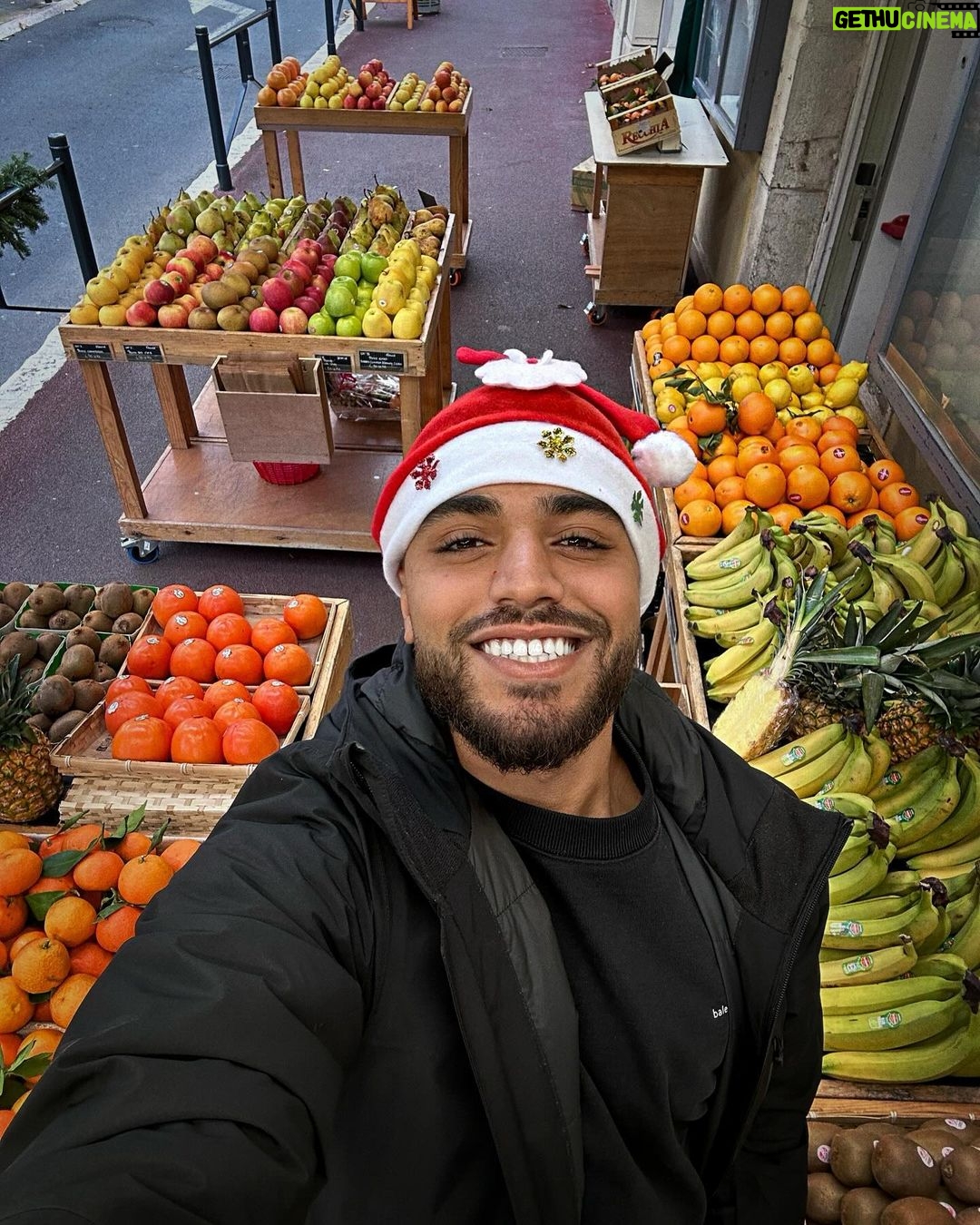 Emine Mkh Instagram - Baba Nawel chez nous il est devenu primeur 😂❤️🎅🏾 Bonne fête à tous ceux qui font Noël la miff🎄 J’espère que vous profitez bien de vos proches c’est vraiment la chose la plus importante pendant cette période là ❤️✨ Prenez soin de vous la miff ✌🏽