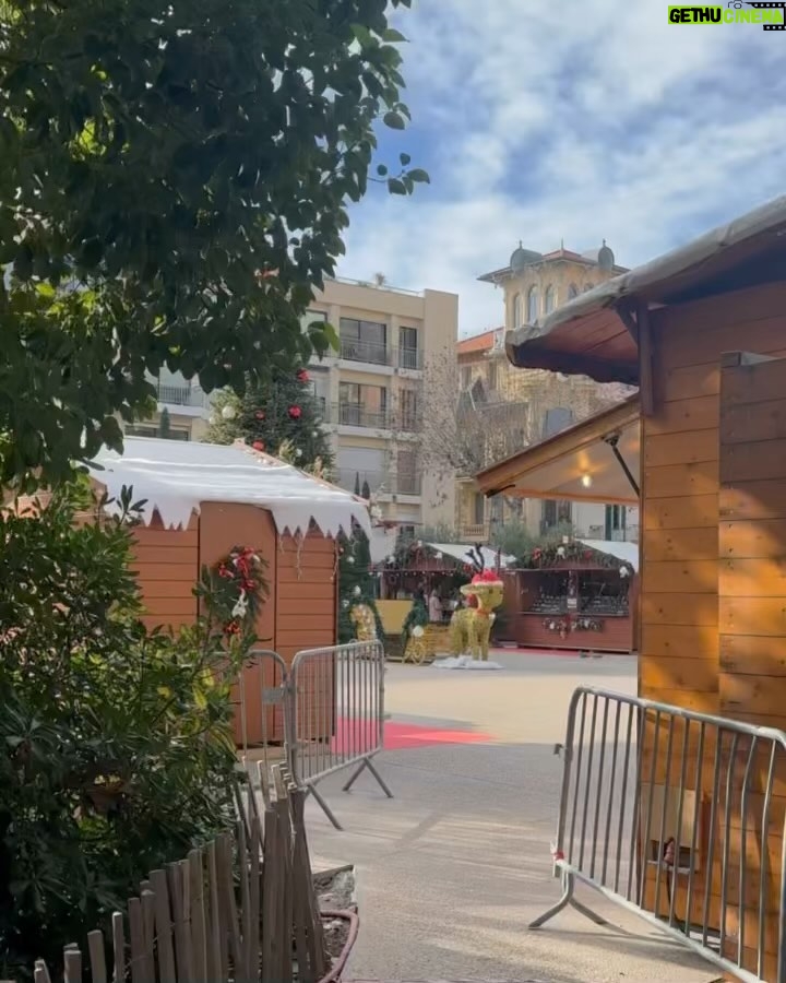 Emine Mkh Instagram - Baba Nawel chez nous il est devenu primeur 😂❤️🎅🏾 Bonne fête à tous ceux qui font Noël la miff🎄 J’espère que vous profitez bien de vos proches c’est vraiment la chose la plus importante pendant cette période là ❤️✨ Prenez soin de vous la miff ✌🏽