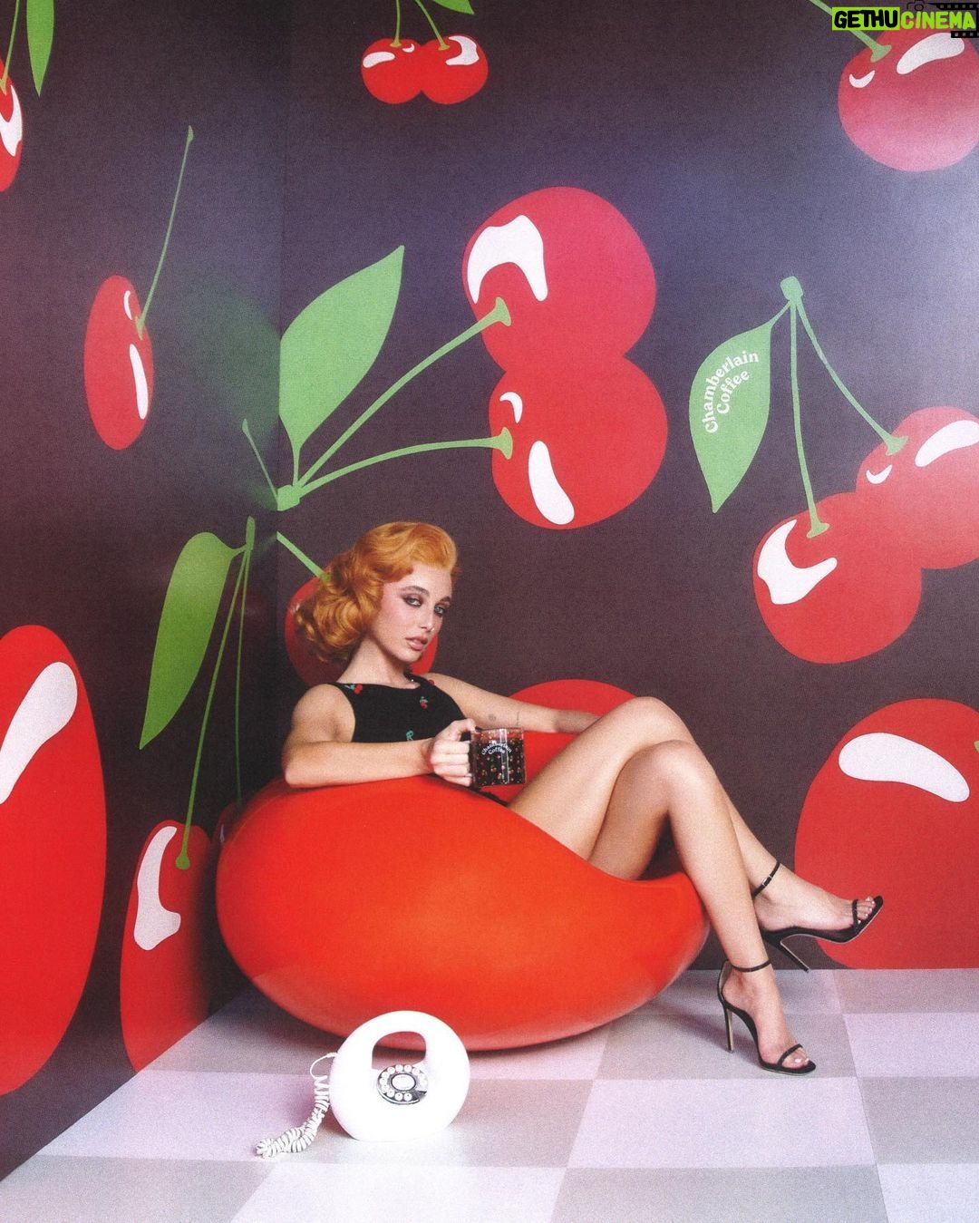 Emma Chamberlain Instagram - 🍒 @chamberlaincoffee 🍒 black cherry collection ☺️☺️☺️☺️☺️☺️☺️☺️☺️ www.chamberlaincoffee.com