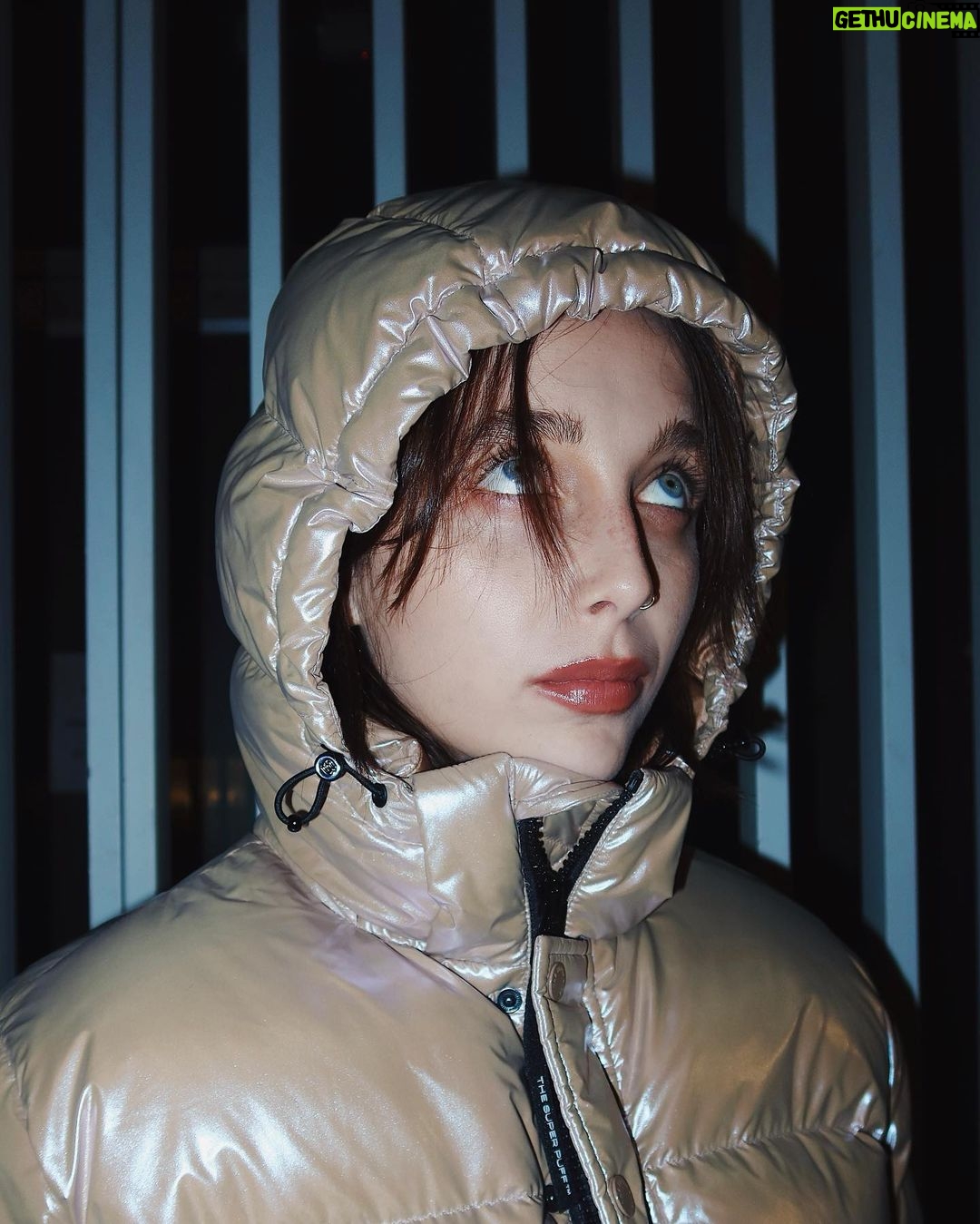 Emma Chamberlain Instagram - it’s not winter… 😲 IT’S SUPER PUFF SEASON 😁 @aritzia #aritziapartner