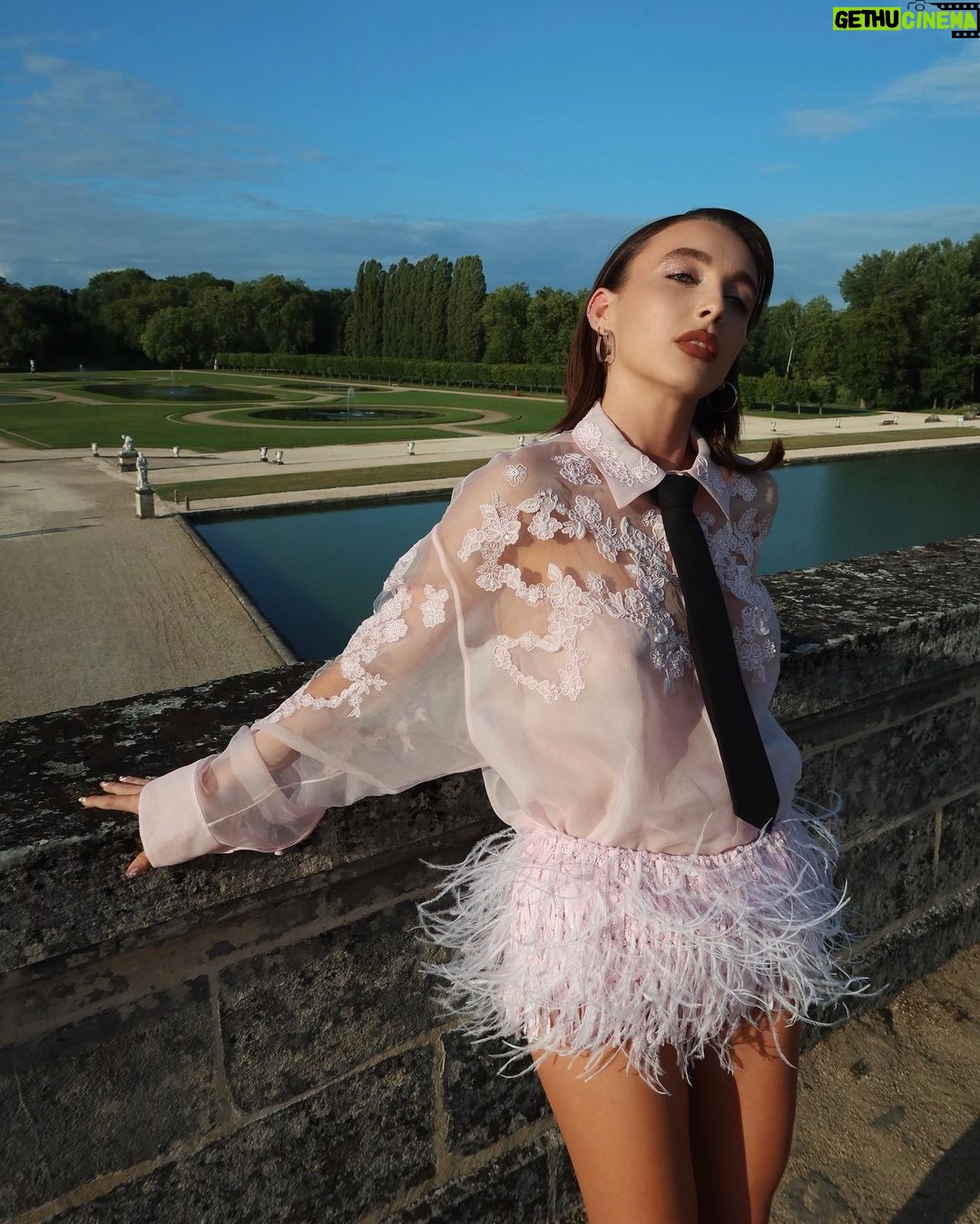 Emma Chamberlain Instagram - 🌳 @maisonvalentino 🌷 📸 @chamberlainpaintings Chantilly, France
