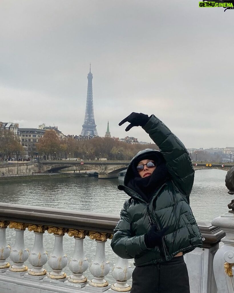 Emma Chamberlain Instagram - i ❤️ 🐦🥐⛄️⛸️🎡 Paris, France