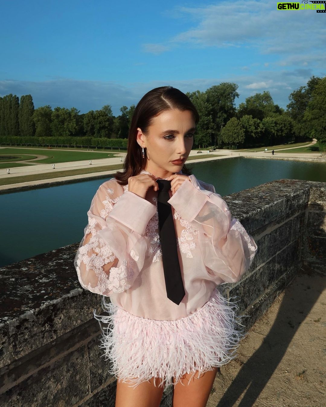 Emma Chamberlain Instagram - 🌳 @maisonvalentino 🌷 📸 @chamberlainpaintings Chantilly, France