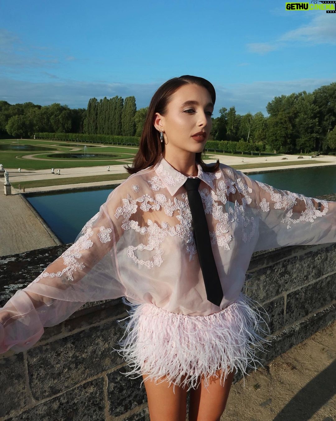 Emma Chamberlain Instagram - 🌳 @maisonvalentino 🌷 📸 @chamberlainpaintings Chantilly, France