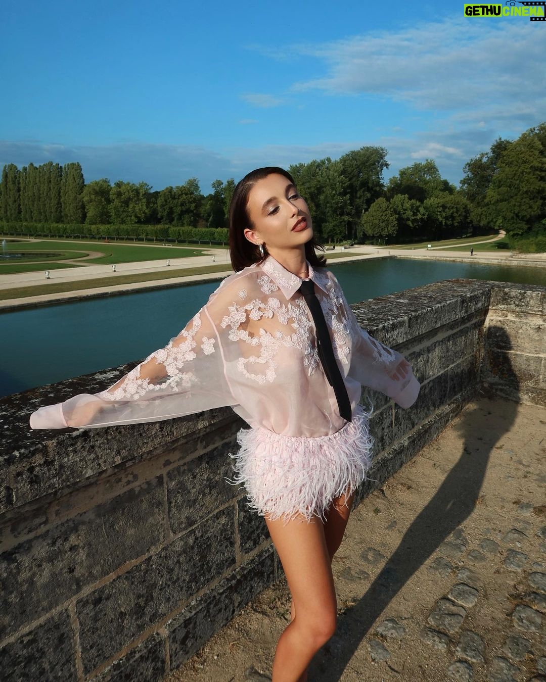Emma Chamberlain Instagram - 🌳 @maisonvalentino 🌷 📸 @chamberlainpaintings Chantilly, France