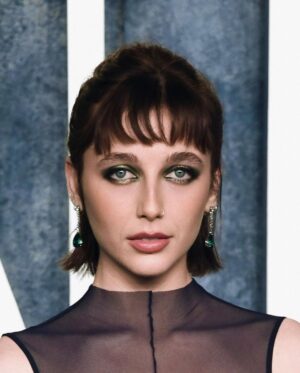 Emma Chamberlain Instagram - @VANITYFAIR 💎 
💍 @cartier & 💄@lancomeofficial 
styled by @jaredellner 
wearing @knwlslondon 
hair @grahamnation 
makeup @lilly_keys 
nails @thuybnguyen 
#VFOscars #VanityFairOscarParty 
@gettyentertainment 
📸 amy sussman