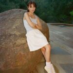 Emma Chamberlain Instagram - sunday… best day of the week 🐌🌳🍓🌱🌎🍳🥓🧇☕️🥯💡 @aritzia #aritziapartner Los Angeles, California