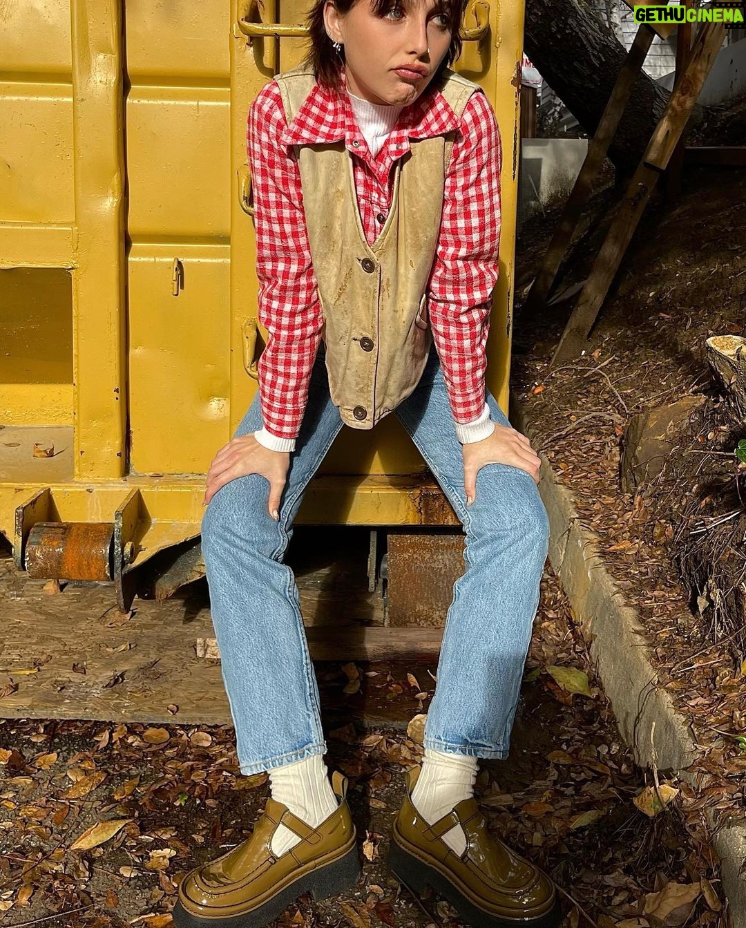 Emma Chamberlain Instagram - ❤️🥹👖 oh how i love vintage @levis 👖🥹❤️ they had a whole life before u… and they may have a whole life after u… #BuyBetterWearLonger