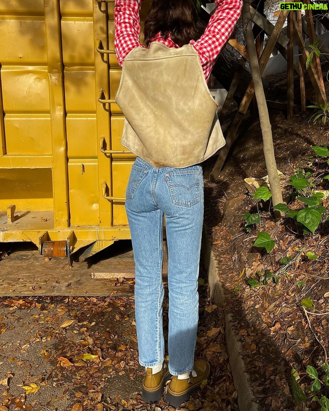 Emma Chamberlain Instagram - ❤️🥹👖 oh how i love vintage @levis 👖🥹❤️ they had a whole life before u… and they may have a whole life after u… #BuyBetterWearLonger